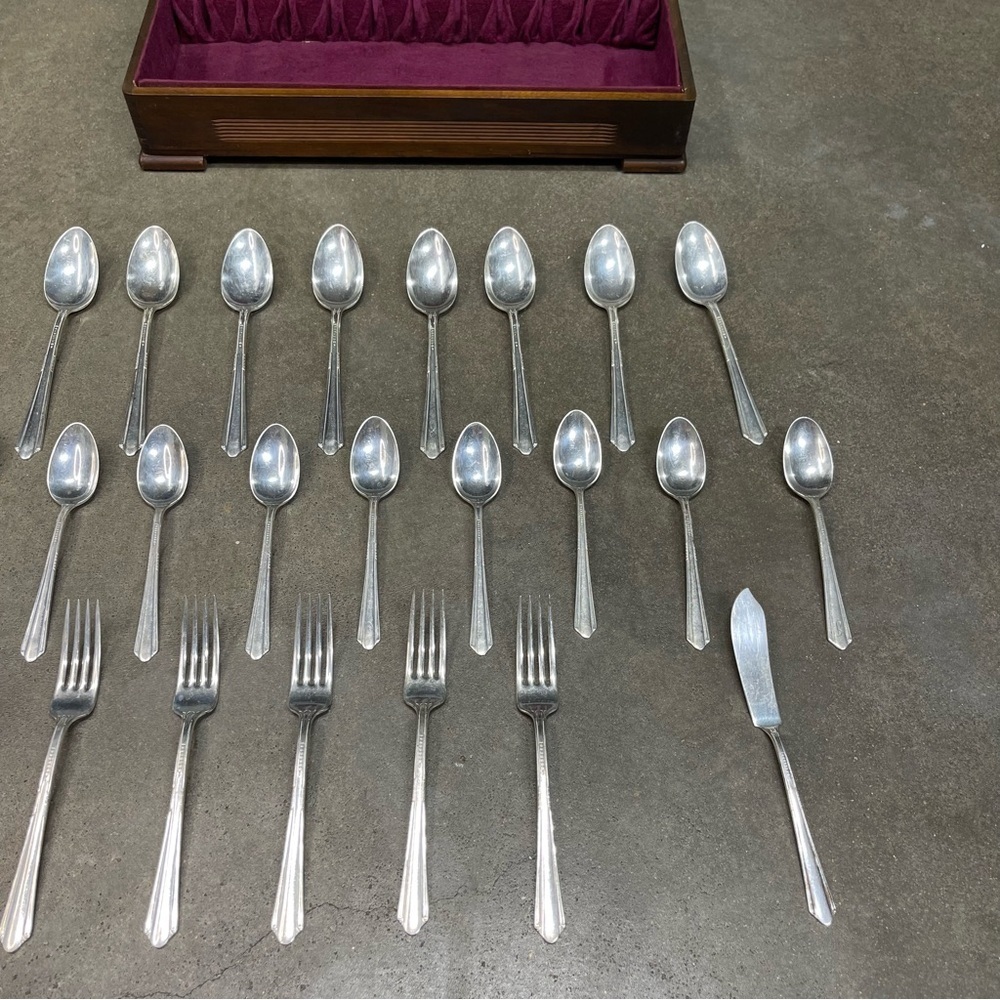 Vintage 1939 Holmes & Edwards Silverplate Flatware Set w Case Art Deco - Picture 4 of 11
